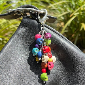 Clip para bolso con calaveras / Dije para bolso con calaveras / Dije para agenda con calaveras / Dije para calaveras / Día de los Muertos / Dije colorido para bolso / Llavero con calaveras
