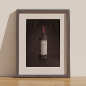 Puede incluir: Una impresión enmarcada de una botella de vino con una etiqueta que dice "Château de la Grande Couronne" en una habitación oscura con vides que cuelgan del techo.