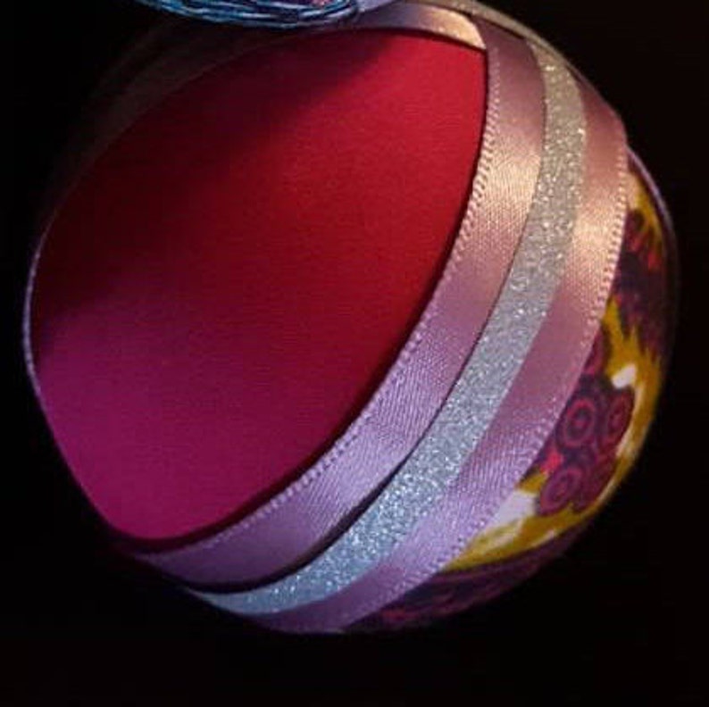 Boule De Noël Personnalisable En Tissu Patchwork Fushia Et Rose