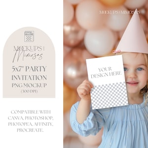 Die Einladung des kleinen Mädchens. 5x7 inch Karte. Pink und Gold Girly Event Briefpapier Mockup. Hand hält Karte. TransparentPNG Overlay.