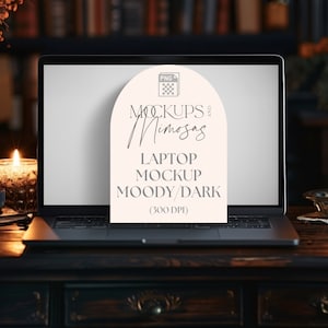 Può includere: Un mockup di computer portatile con uno sfondo bianco e testo che recita "Mockups and Mimosa's Laptop Mockup Moody/Dark (300 DPI)". Il laptop è su un tavolo di legno con una candela e un vaso di fiori secchi.