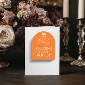 GRUSSKARTE Mockup. Stimmungsvolle Blumen 5x7 "Stand Portrait Card. Jubiläum, Sympathie, Geburtstagskarte. Präsentieren Sie Ihre Designs. PNG-Overlay.
