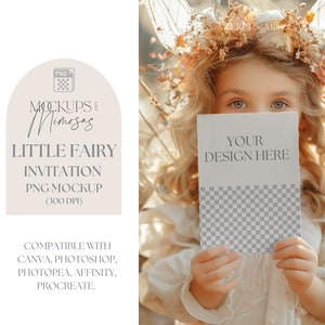 Fee Einladung Mockup. 5x7 inch Karte. Feminines Boho Party Einladung Mockup. Hände, die Karte halten. Transparentes PNG-Overlay.