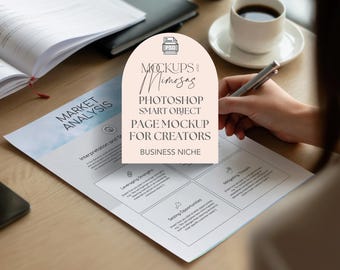 Puede incluir: Una maqueta de un documento comercial, de aproximadamente 21,6 x 27,9 cm, con "Market Analysis" y otro texto. Una mano sostiene un bolígrafo sobre el documento. Una taza de café y un cuaderno están sobre la superficie de madera. La imagen incluye el texto "Mockups & Mimosas".
