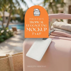 Może przedstawiać: Biała makieta etykiety bagażowej, 7,6 cm x 11,4 cm, wisi na różowej walizce. Etykieta ma szary pasek. Pomarańczowa nakładka graficzna głosi "PRINTIFY TROPICAL LUGGAGE TAG MOCKUP". Tkana torba typu tote znajduje się na pierwszym planie.