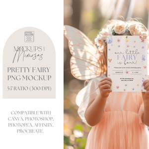 Fantasy Fee Einladung Mockup. 5x7 inch Karte. Wunderliche Pfirsich feminine Einladung Mockup. Kleines Mädchen, das Karte hält. PNG-Overlay.