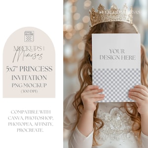 Mockup van de uitnodiging voor het koninklijke prinsessenfeest. Kaart van 5 x 7 inch. Mockup voor vorstelijk goud. Handen met kaart. Transparante png-overlay.