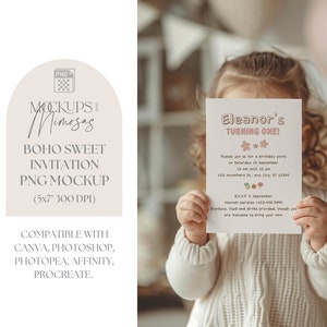 Boho Mädchen Einladung Mockup. 5x7 inch Karte. Wunderliches feminines Einladungs-Mockup. Kleines Mädchen, das Karte hält. PNG-Overlay.