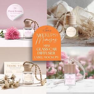 Könnte beinhalten: Mockup-Bilder für Glas-Autodiffusoren mit Etiketten. Die Diffusoren sind klare Glasflaschen mit Holzdeckeln und Schnurhaltern. Die Etiketten sind weiß mit schwarzem Text und zeigen verschiedene Blumendüfte: Floral Breeze, Peach Wood und Rose Breeze. Die Bilder beinhalten eine Dankeskarte, Blumen und Stoff.