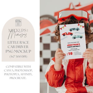 Mockup uitnodiging racewagenfeest. Kaart van 5 x 7 inch. Snelle, vintage racer twee, snelheidsduivel, jongenskaart. PNG-overlay.