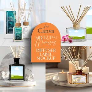 Op de afbeelding: Vier verschillende diffuserfles-mockups met labels voor Canva. De flessen zijn van helder glas met verschillende kleuren en ontwerpen. De labels zijn blanco en klaar om te worden aangepast. De flessen zijn omgeven door natuurlijke elementen zoals houten stokjes, bloemen en stenen.