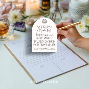 Modelo PSD inspirado em bem-estar – Mão segurando caneta. Papel tamanho carta dos EUA para exibir páginas de diário, planilhas e páginas para impressão de autocuidado.