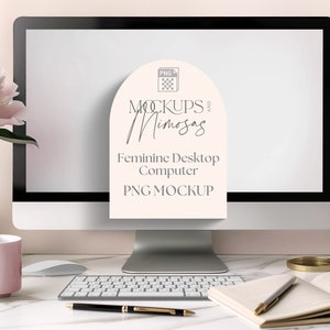 Puede incluir: Una maqueta de ordenador de sobremesa blanco con una pegatina rosa y blanca que dice "Mockups and Mimosas" y "Feminine Desktop Computer PNG MOCKUP". El ordenador está sobre un escritorio de mármol blanco con una taza rosa, un teclado, un cuaderno, un bolígrafo y un porta lápices dorado con lápices.