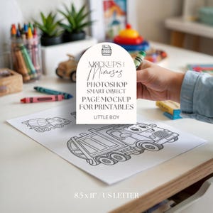 Könnte beinhalten: Ein Ausmalbild mit einer LKW-Illustration liegt auf einer weißen Oberfläche. Ein Kinderhand hält einen Buntstift. Der Text "MOCKUPS & MIMOSAS" ist sichtbar. Buntstifte und Spielzeug-LKWs sind im Hintergrund. Das Blatt ist 21,6 x 27,9 cm groß.