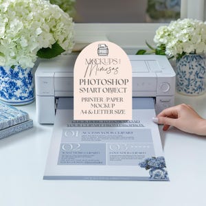 Mockup e papel de impressora de mesa. Objetos inteligentes do Photoshop tamanho US Letter e A4. PSD. Escritório feminino azul e branco.