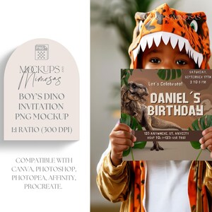Mockup de convite de dinossauro para MENINO. Cartão QUADRADO. Mockup de papelaria Jurassic Roar. Mãos segurando cartão. Sobreposição PNG transparente.