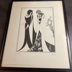 Peut inclure: Tirage encadré en noir et blanc de deux figures en robes longues, intitulé "Jule et Salomé" par Aubrey Beardsley. L'œuvre présente des motifs détaillés et une bordure décorative. L'impression est dans un cadre noir.