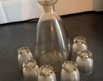 Carafe et verres à liqueur rose poudré français, vintage. Franse blushroze karaf en borrelglaasjes, vintage.