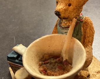 Pâtissier de nounours par Peter Fagan de Color Box. Teddy Bear Baker autorstwa Petera Fagana z Color Box.
