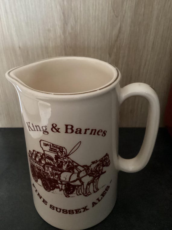 Bar ware: Whiskey Water Jug, Vintage, King and Barnes Brewery now Defunct.  Pichet à eau pour whisky, vintage, brasserie King and Barnes.