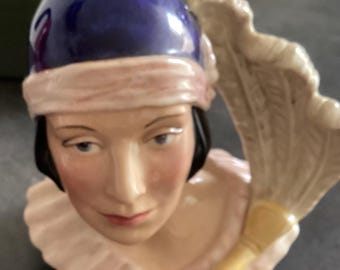 Fille Art Déco par Kevin Francis. Art Deco Girl Kevin Francis Face Pot. Also includes Collector’s Guild Pin and Ephemera.