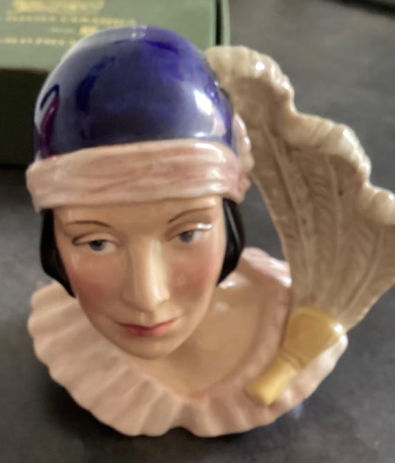 Fille Art Déco par Kevin Francis. Art Deco Girl Kevin Francis Face Pot. Also includes Collector’s Guild Pin and Ephemera.