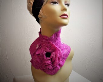 Col foulard, tour de cou en feutre nuno (laine et soie - dentelle brodée) rose et blanc, fleur en feutre fait main, bouton velours de soie