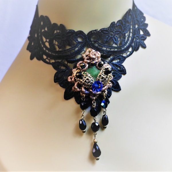 Collier victorien steampunk "Duchesse" dentelle venise en V, au centre magnifique pendentif or perles facettées noir estampe filigranée