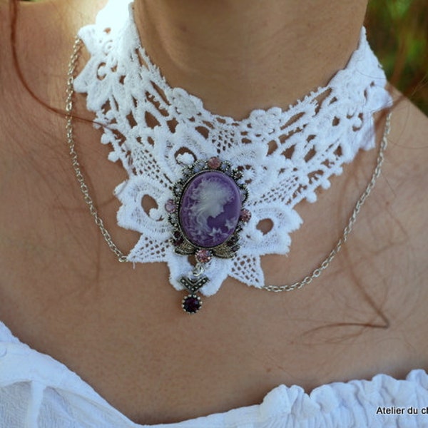 Collier mariage "Carolina" en dentelle de Venise blanche avec camée violet et pierres