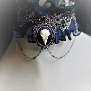 Collier victorien steampunk YANA volant plissé noir et dentelle fil bronze avec camée crane d'oiseau et chainettes image 1