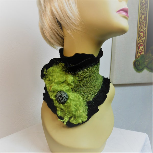 Kragen oder Halsband aus schwarzem und grünem Nunofilz mit Calais-Spitze und altem handgefertigten Keramikknopf