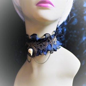 Collier victorien steampunk YANA volant plissé noir et dentelle fil bronze avec camée crane d'oiseau et chainettes image 5