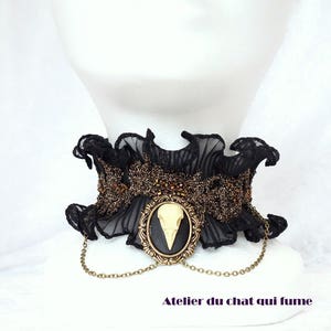 Collier victorien steampunk YANA volant plissé noir et dentelle fil bronze avec camée crane d'oiseau et chainettes image 3