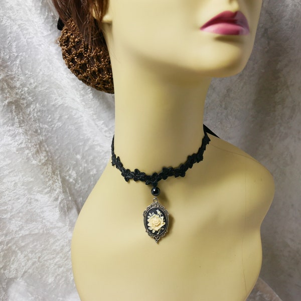 Tour de cou ou choker, victorien, gothique, steampunk  médieval galon fleur noir, cabochon camée rose beige, pierre noire