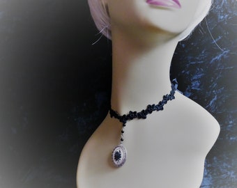 Tour de cou ou choker, victorien, gothique, steampunk  médieval galon noir  fleur et cabochon en métal argenté ouvrant avec camée rose noire