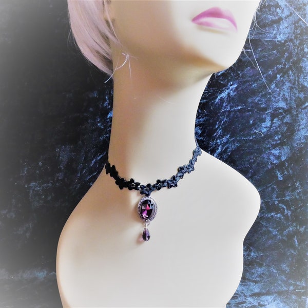 Tour de cou ou choker, victorien, gothique, steampunk  médieval galon noir  fleur cabochon pierre facettée violette et goutte pierre