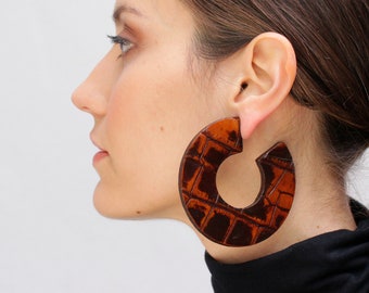 Extra large and statement hoop earrings in leather for bold outfit. Statement accessory. Handmade vintage inspired hoop earrings.