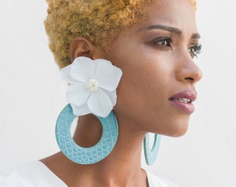 Statement large hoops earrings decorated with flower for summer outfits, Boho style hoops earrings with white flower and leather blue hoop