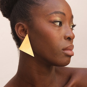 AFRODITA-Ohrringe. Geometrischer Ohrschmuck im minimalistischen TribalLook. Handgefertigte Halbmonde aus Messing