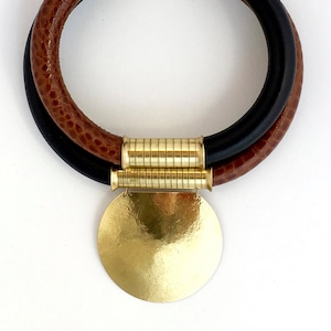 Statement Leder Choker: Messing Medaillon, stapelbar African Style Tribal Halskette