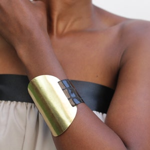 チャンキーなゴールデンブラス＆レザーブレスレット：ボヘミアンステートメントカフ