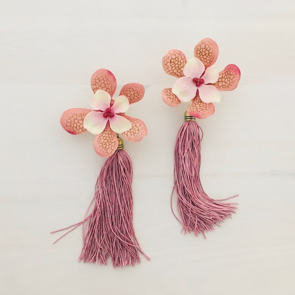 Oorbellen met bloemkwast: boho-statement hangoorbellen