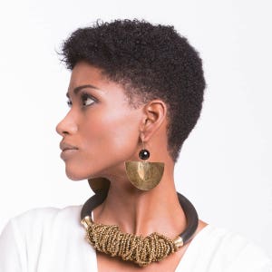 Dinka-Pendientes de metal trabajado  geométricos hechos a mano. Pendientes dorados de latón pulido. Pendientes en forma de media luna.