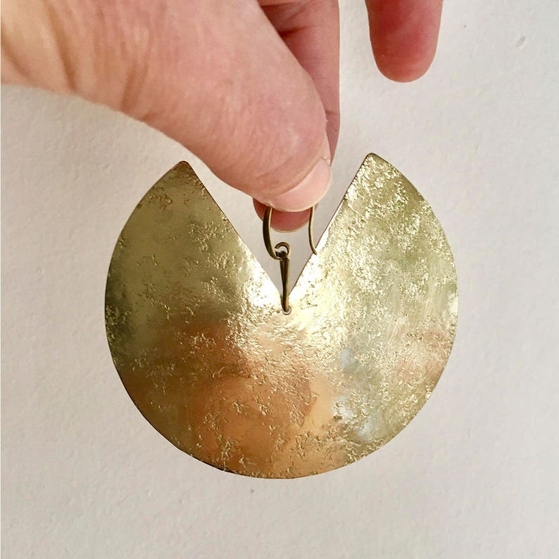 Pendientes de metal trabajado geométricos hechos a mano. Pendientes dorados de latón pulido. Pendientes en forma de media luna. image 3