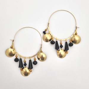 Versierde oorringen met zwarte kristallen. Grote tribal boho hoepels oorbellen. Statement versierde hoepels.