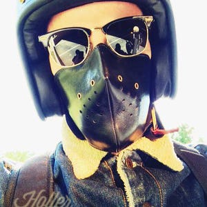 Máscara protetora de couro para motociclista preta da Holler&Hood. Feita para velocidade!!