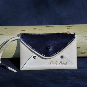 Cartera minimalista de cuero para dama, estilo retro, bicolor marfil/azul satinado. Las carteras Lady Bird son regalos hechos a mano para amigas de Holler&Hood.