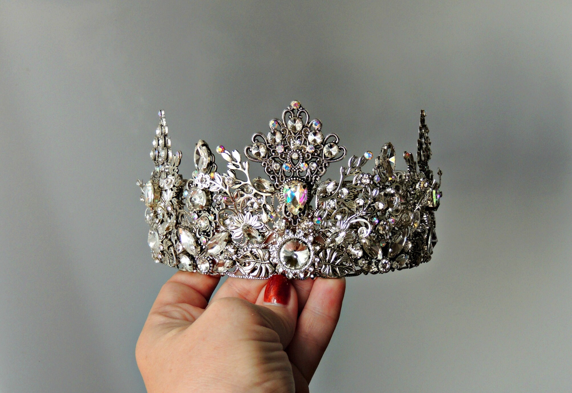 диадемы короны венцы. корона 75. кольцо в виде короны. золотая брошь корона. винтажная брошь корона.