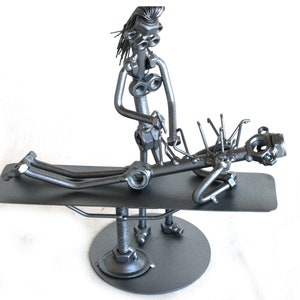 Schrauben und Muttern Skulptur Geschenk für Akupunkteur, handgefertigte Ornament Figur Schrottmetallkunst, Physiotherapeut Geschenk für Mentor