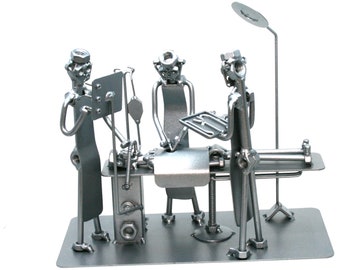 Scultura personalizzata di dadi e bulloni per chirurgo, scultura in metallo CustomHeart Surgeon con incisione, statuetta ornamentale fatta a mano in metallo di scarto